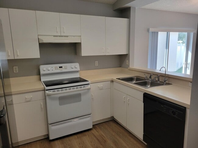 Building Photo - Great 2 Bedroom in Beautiful 55+ Kings Ridge