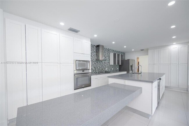 Foto del edificio - 6695 SW 96th St
