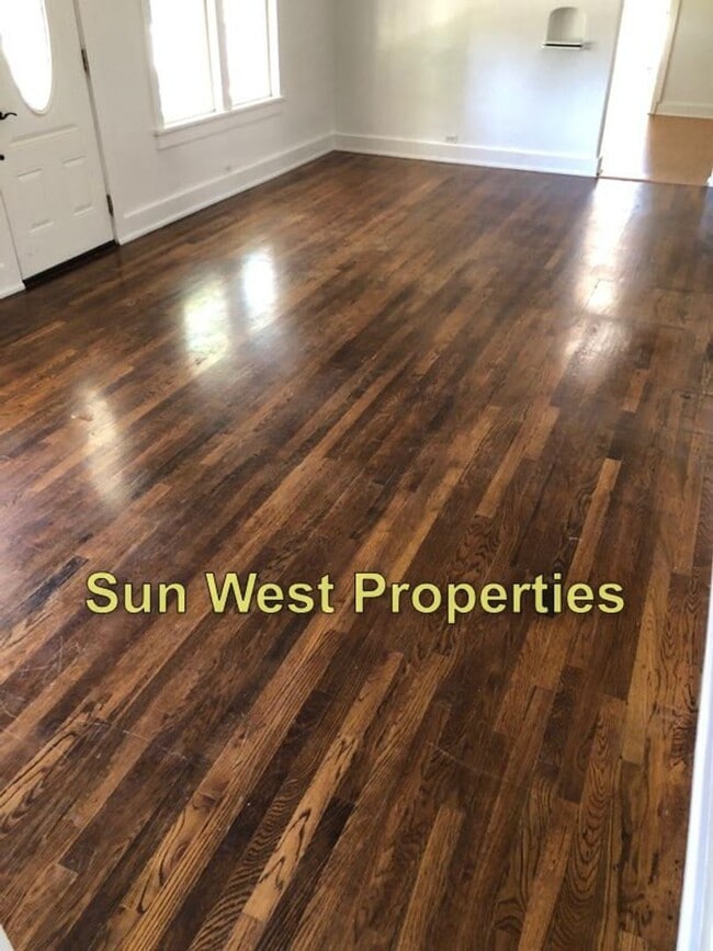 Building Photo - 4 Bed, 2 Bath close to Downtown
