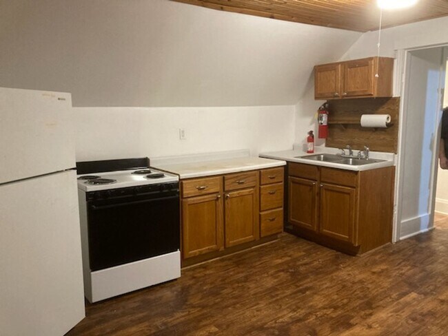 Building Photo - Cozy Upper Level 1 Bedroom Apartment Avail...