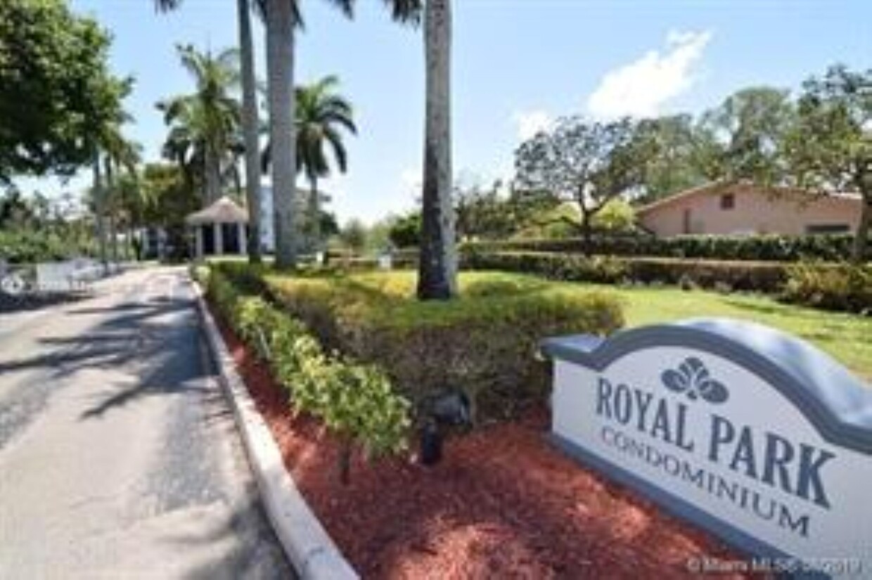 Foto principal - 120 Royal Park Dr