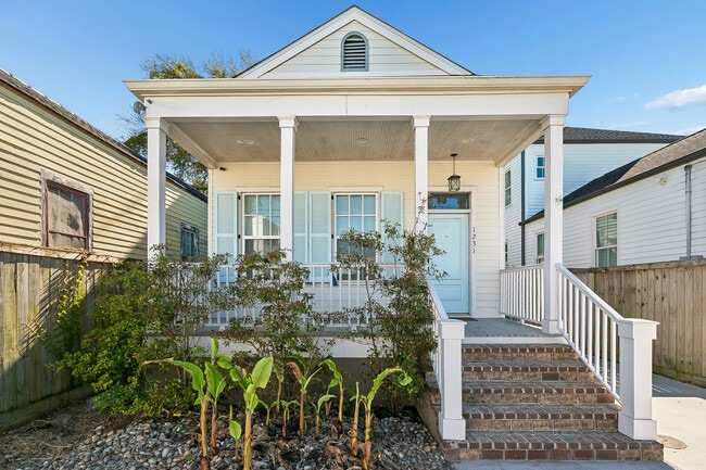 Building Photo - 1231 Feliciana St