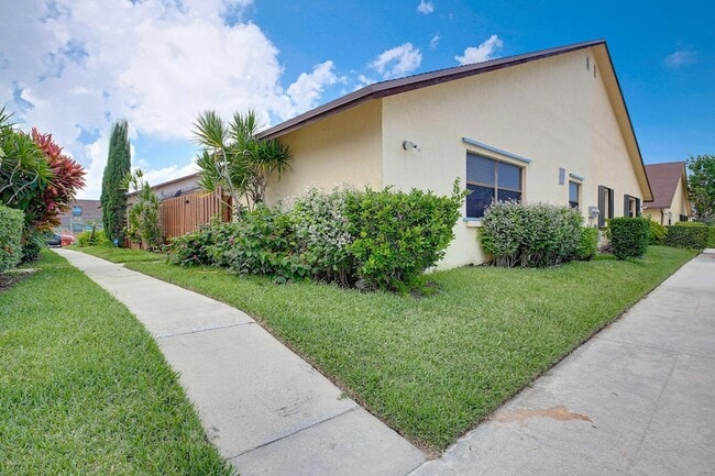 Building Photo - 484 Springdale Cir