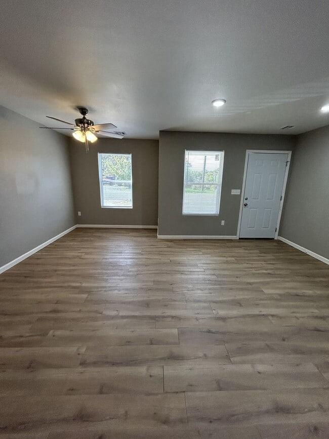 Building Photo - 718 Columbus St