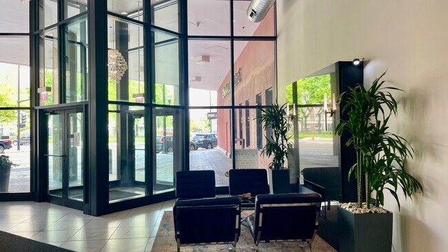 Foto del edificio - 1645 W Ogden Ave