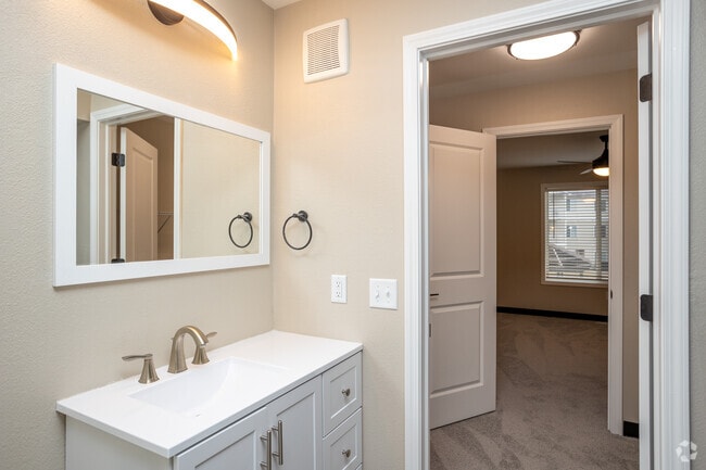 1BR, 1BA - 728SF - Bathroom - Bennington Hill Apartments