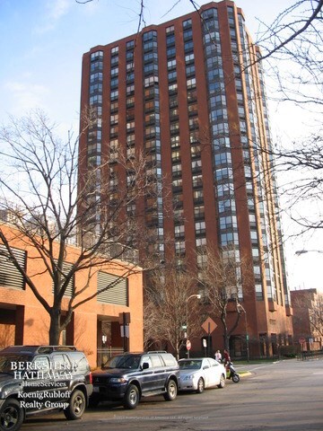 Foto principal - 901 S Plymouth Ct