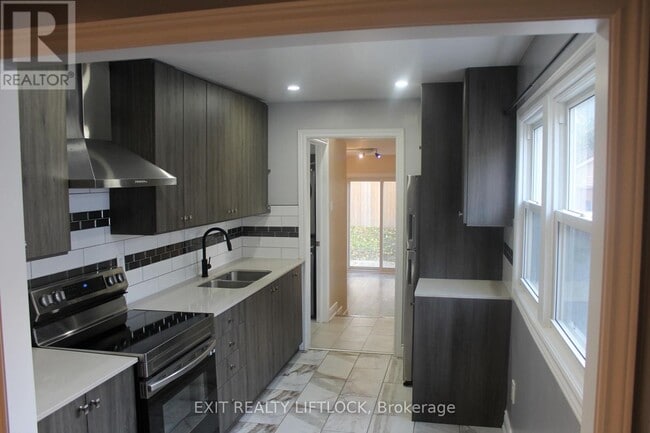 Building Photo - 539 Albert St