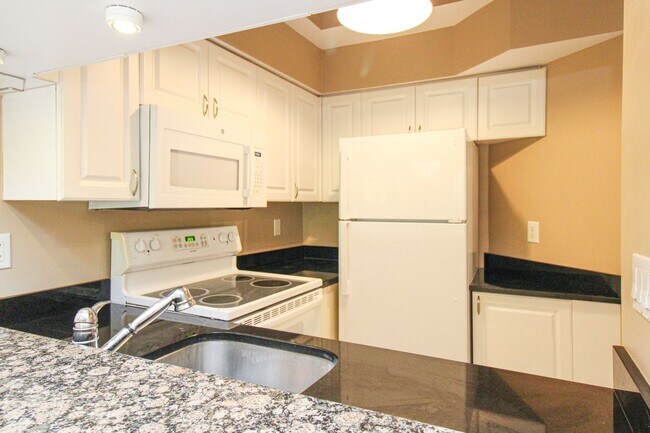 Building Photo - ***2BED/2BATH***WORLD TENNIS CLUB ***1ST F...