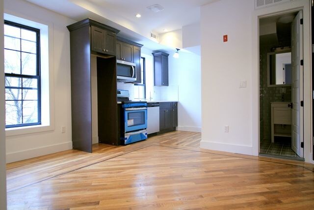 Primary Photo - 874 Hancock St