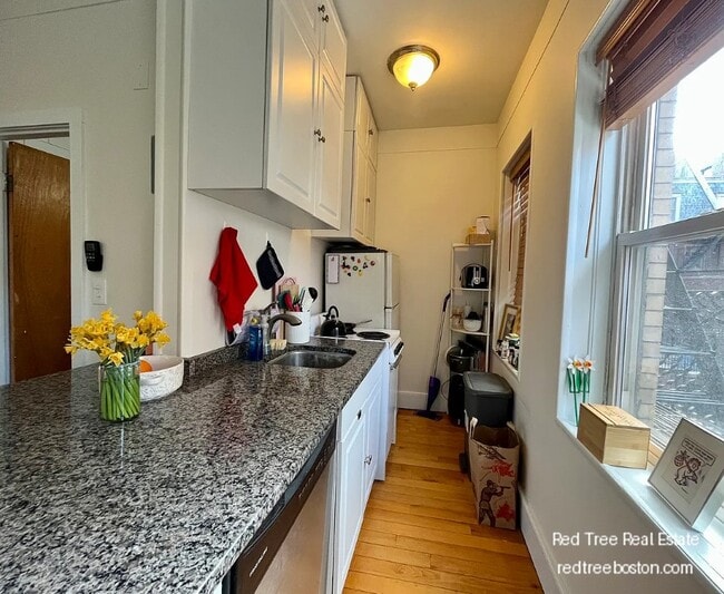 Building Photo - 108 Myrtle St