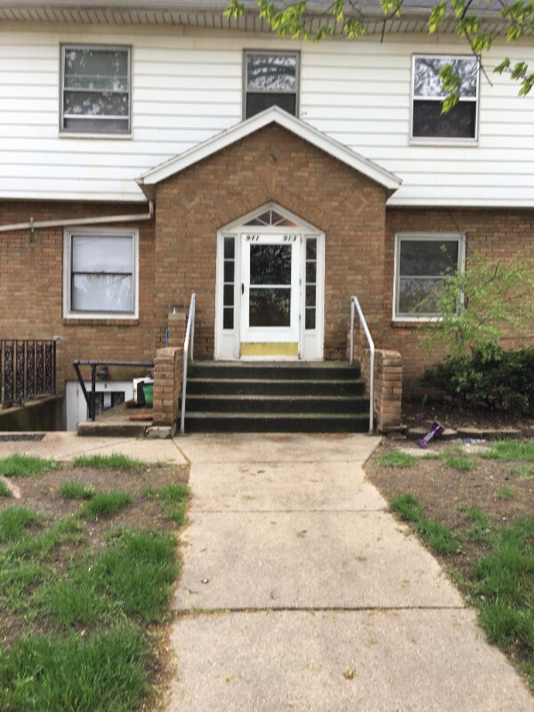 911 W South St Unit Apt 1, Kalamazoo, MI 49007 Room for Rent in