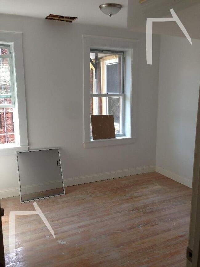 Foto del edificio - No Brokers Fee, No Security Deposit, Heat and Hot Water Included