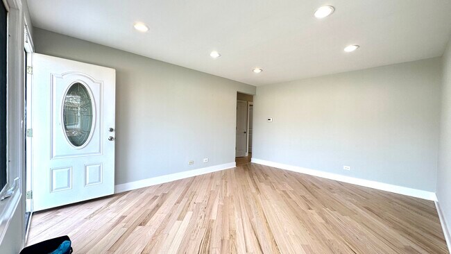 Foto del edificio - 4833 N Ozark Ave
