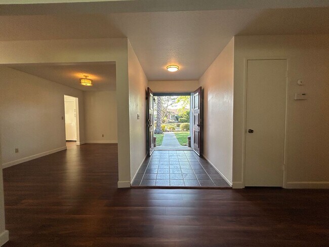 Building Photo - Updated 4-Bedroom Single-Story Home in Con...