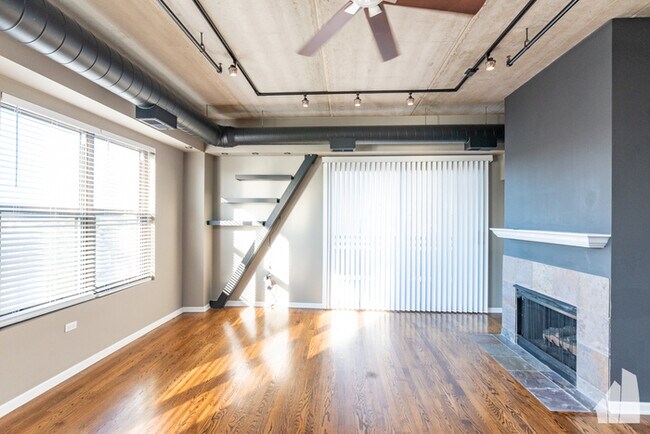 Foto del edificio - Don't miss out on this sunny 2B 2B unit av...