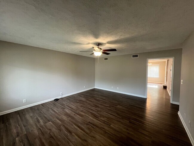 Building Photo - Spacious 4 Bedroom 2.5 Bath Available Now!