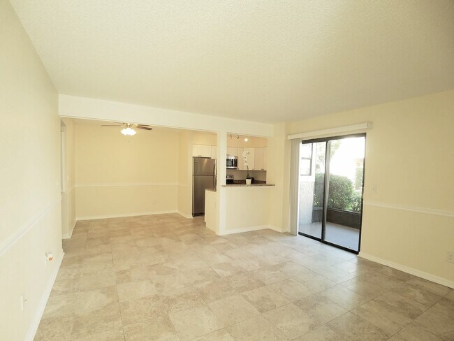 Foto del edificio - Beautiful  Remodeled First Floor 2/2 Condo...