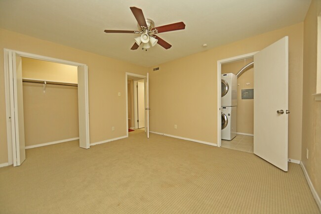 Building Photo - 7725 Meadow Park Dr