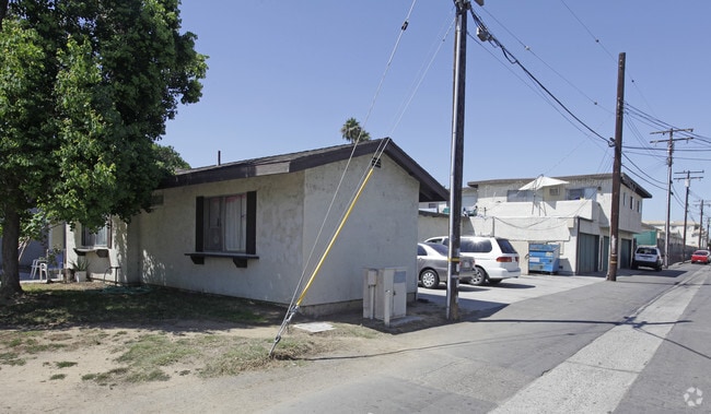 Building Photo - 819 N Loara St