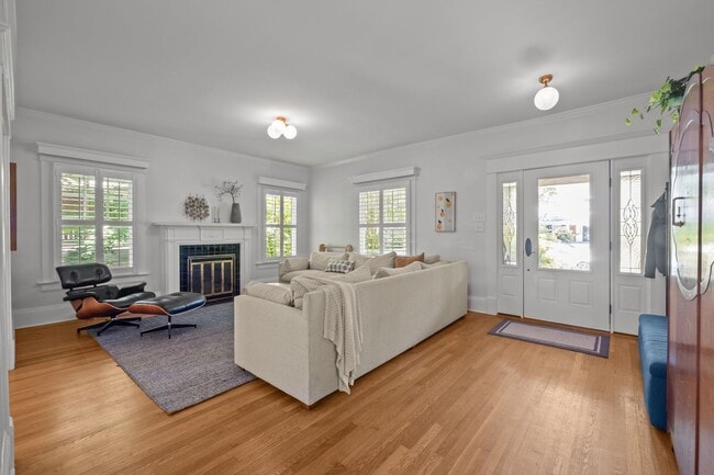 Building Photo - Stunning Historic 4-bedroom home in W Trin...