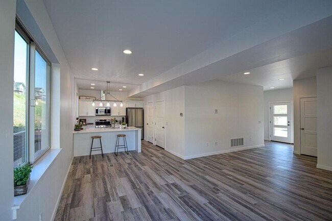 Foto del edificio - New South Hills Duplex Stunner!