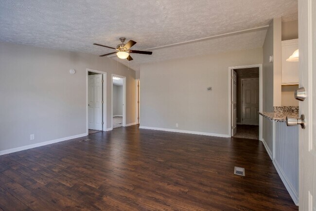 Building Photo - 261 Santa Monica Blvd