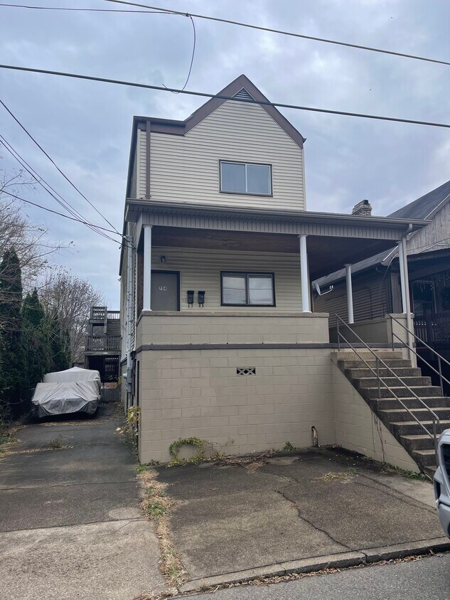 Primary Photo - 704 N Front St