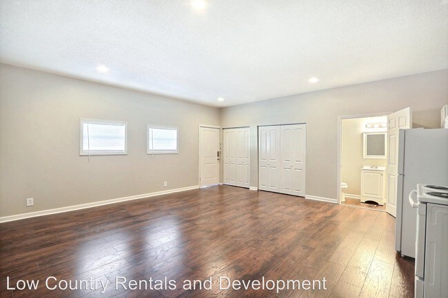 Building Photo - 708 W Victory Dr