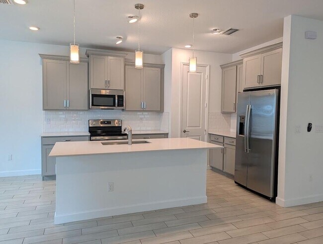 Building Photo - 4315 Sylvester Palm Dr