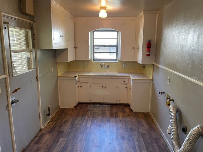 Building Photo - 2 Bedroom Queensborough Home