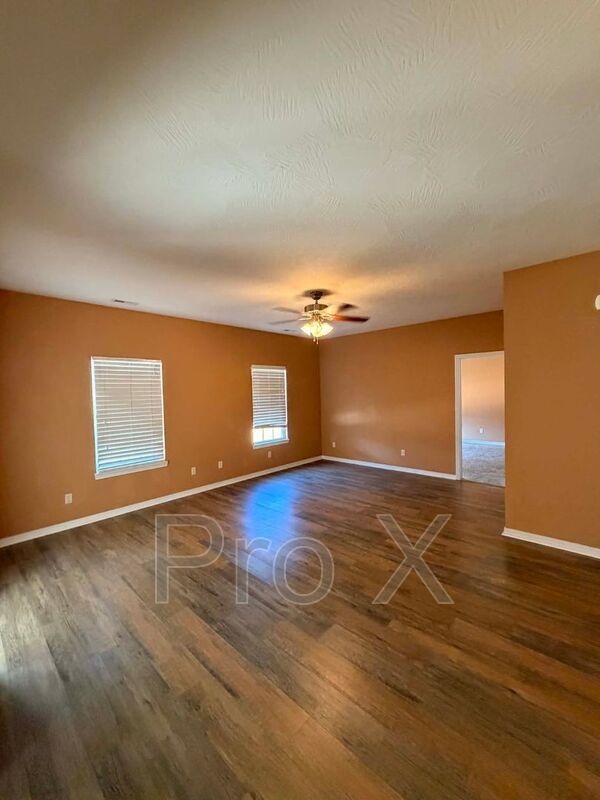 Foto del edificio - 1604 Prier Ln