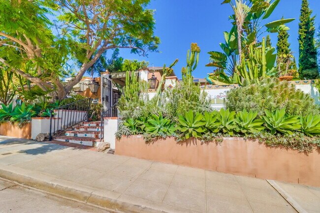 Foto del edificio - ROOM FOR RENT in beautiful Point Loma cust...