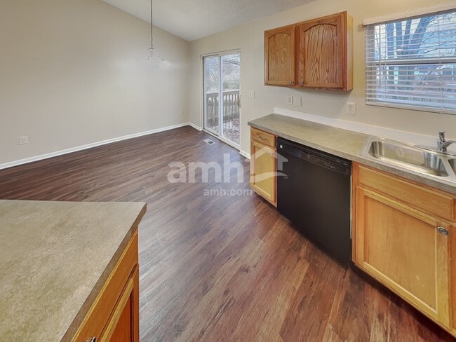 Foto del edificio - 7901 Chapel Stone Rd