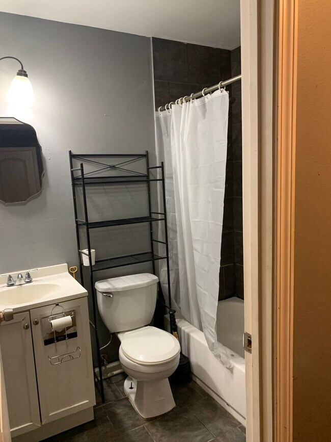 Building Photo - Off Burbank on LSU Bus route/ free rent!