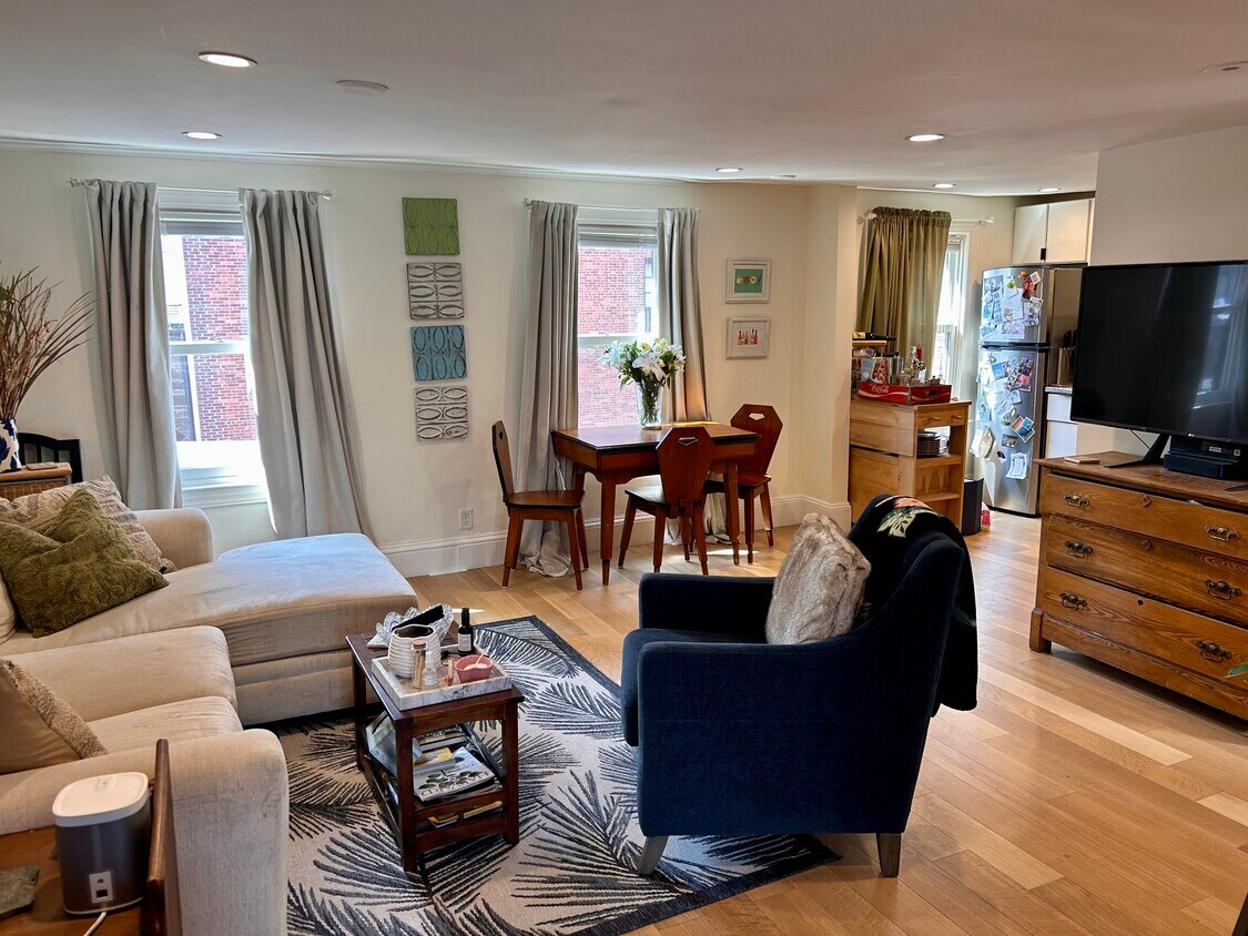 Primary Photo - 154 Newbury St