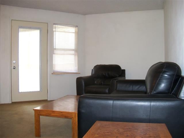 Primary Photo - 906 S Oak St