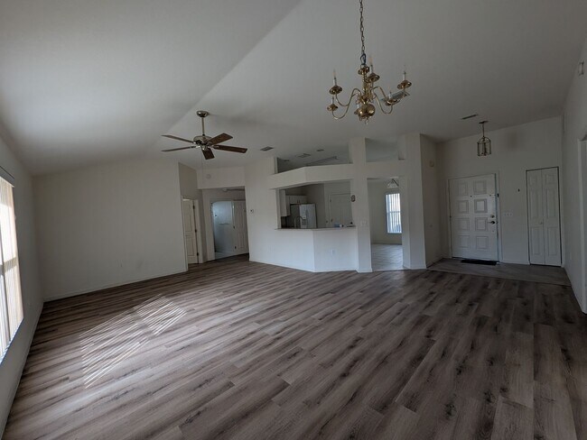 Building Photo - Lovely Oakwood Village Home