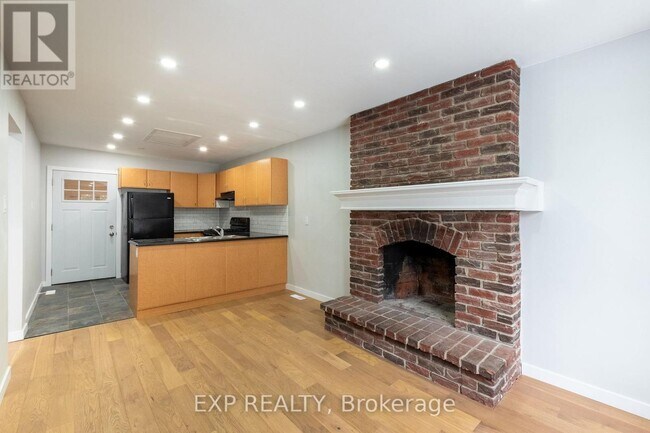 Photo du bâtiment - 614 Chiddington Ave
