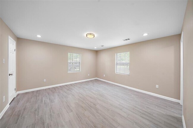 Building Photo - 305 Holly Dr