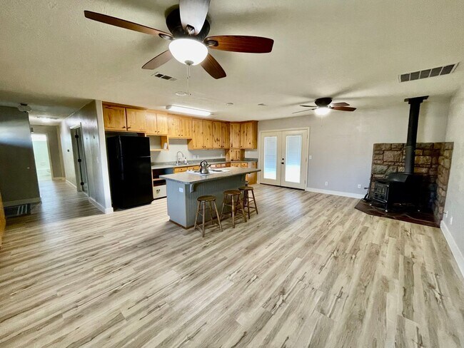 Foto del edificio - Updated Home in Green Valley with HUGE fen...