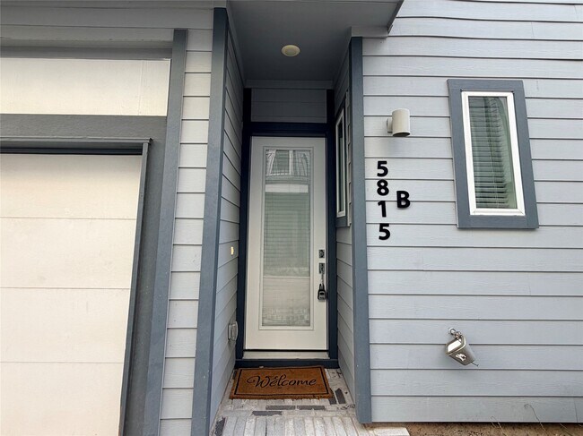 Foto del edificio - 5815 Fairdale Ln