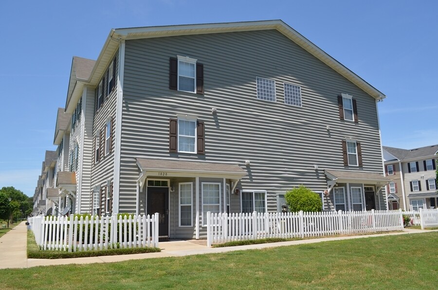 Primary Photo - 1020 Teton Cir