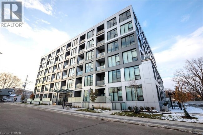 Building Photo - 690 King St W