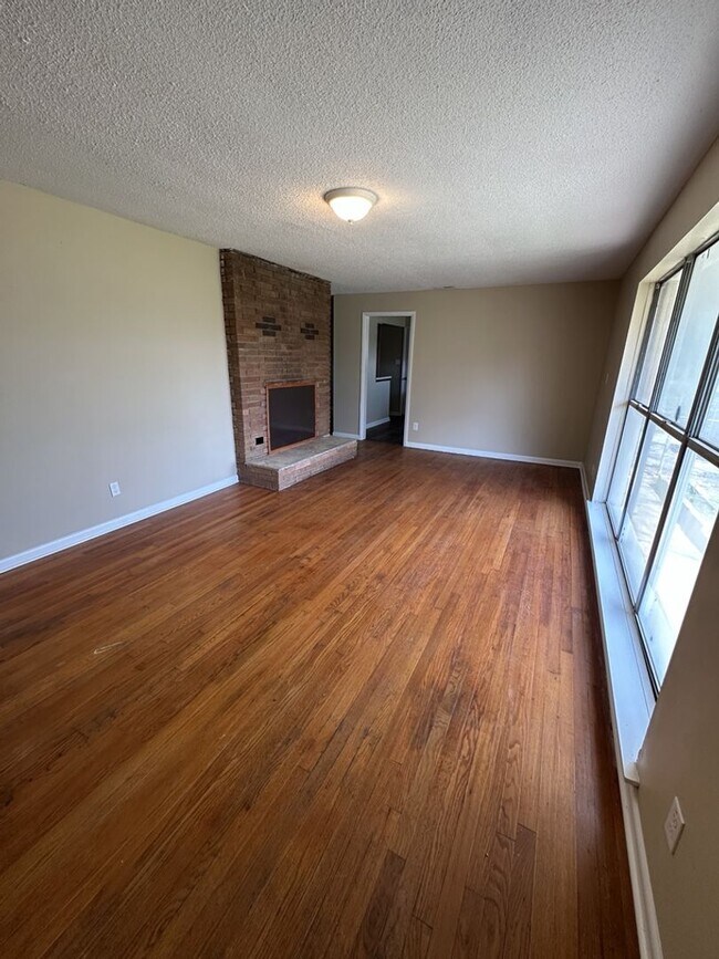 Foto del edificio - Bright 4BR Home with Fenced Yard, Hardwood Floors & Garage on Rankin St
