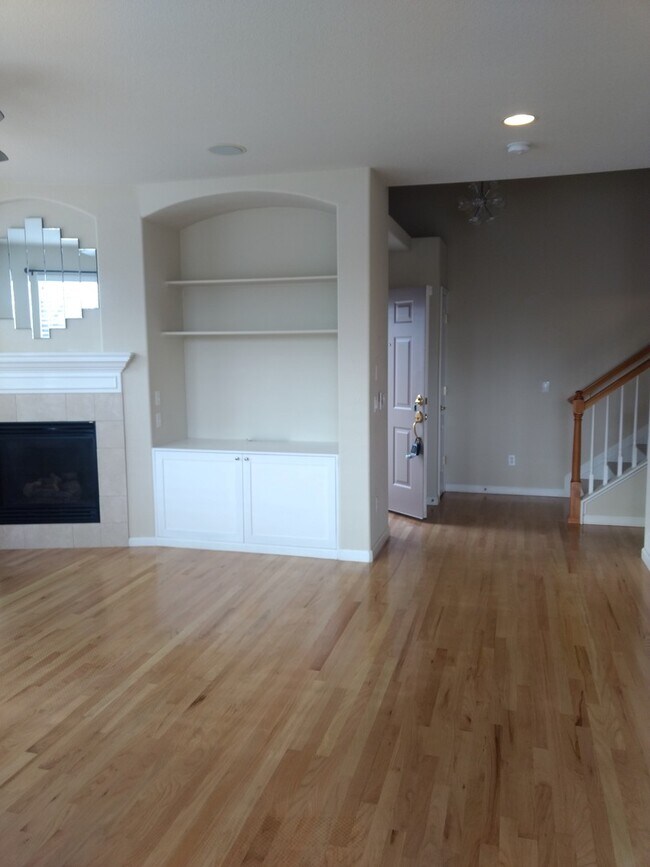 Building Photo - Magnificent and Spacious 2 bed/3 bath in G...