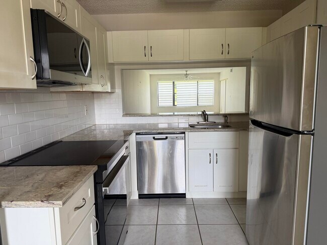 Foto del edificio - 4692 Lucerne Lakes Blvd E