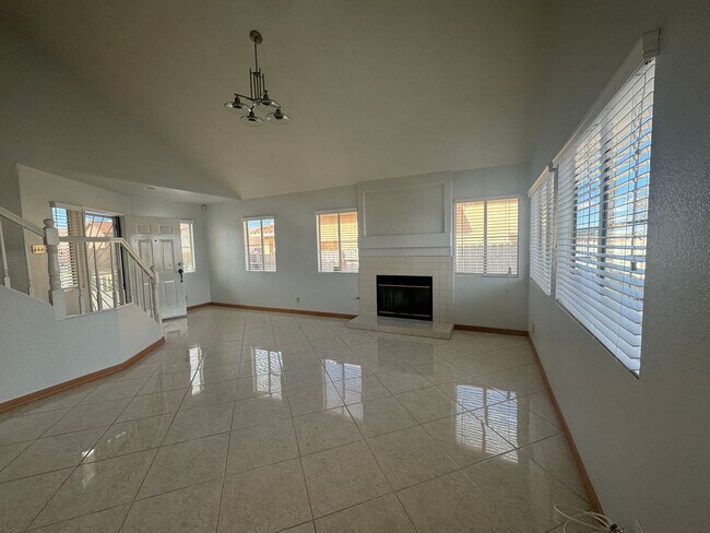 Building Photo - Victorville Home
