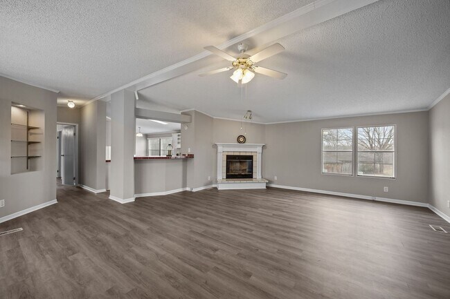 Foto del edificio - Charming 4-Bedroom Home on Spacious 2.64-Acre Lot in Graham, NC