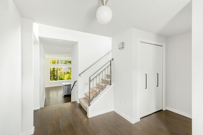 Building Photo - Luxury Meets Chic - 4 Bedroom East of Market